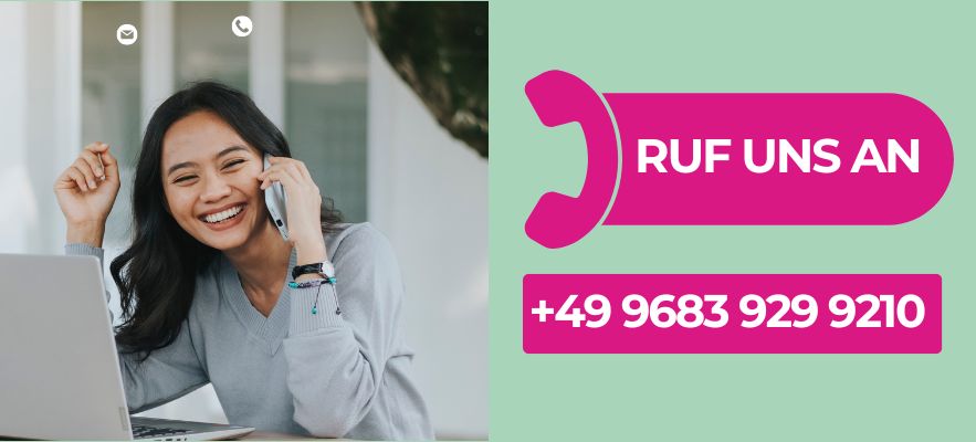 Frau am Laptop telefoniert und lächelt, daneben rosa Telefonsymbol mit Text „Ruf uns an“ und Nummer +49 9683 929 9210.